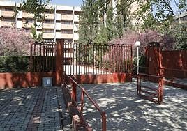 Entrada a la residencia Puente de Hierro.