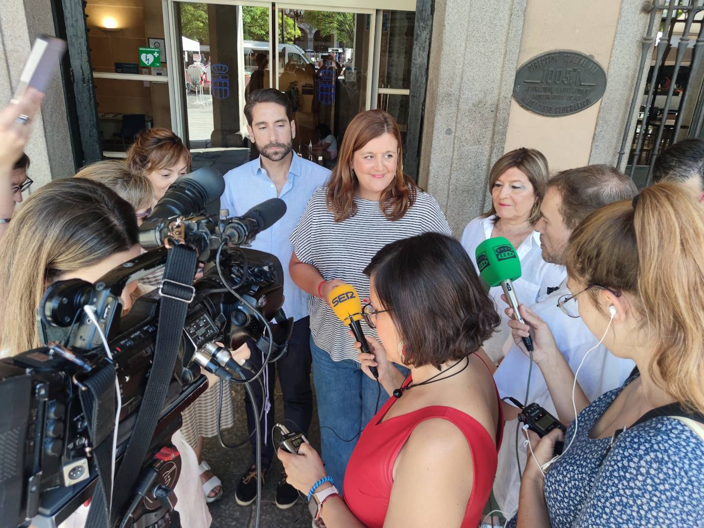 Clara Martín atiende a los medios de comunicación este jueves a las puertas del Ayuntamiento.