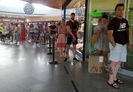 Cola de personas, estos días, en la oficina de Correos situada en centro comercial Luz de Castilla, en Segovia.