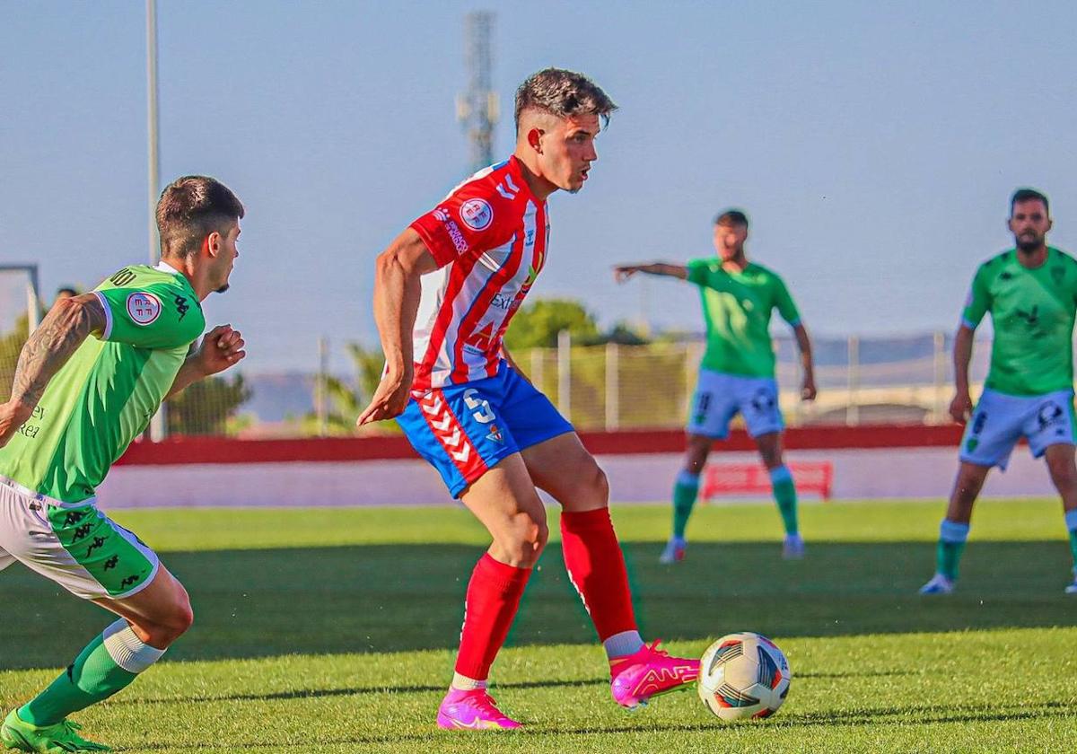 García Merencio, con el balón, en un partido con el Don Benito.