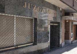 Acceso al Juzgado de Primera Instancia e Instrucción número 5, donde está la Junta Electoral de Zona de Segovia.