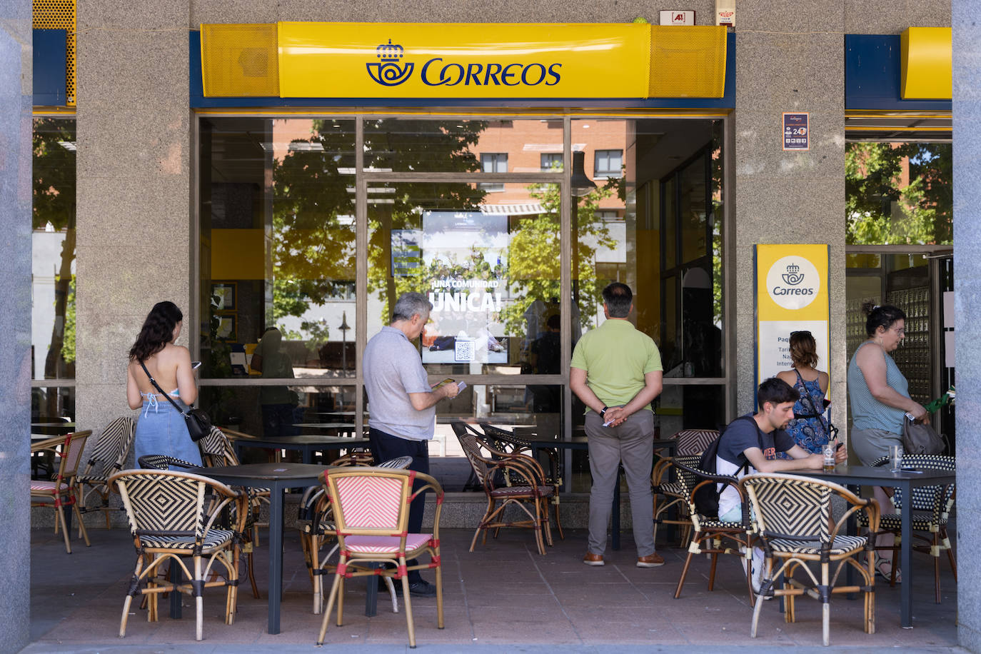 Largas colas en las oficinas de Correos de Valladolid