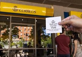 Un ticket para votar por correo en una de las oficinas de Valladolid