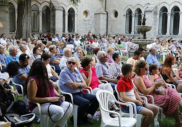 Público asistente al acto de presentación celebrado en el claustro del convento de San Pablo.