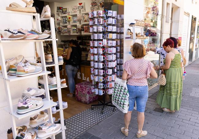 Un comercio con las puertas abiertas.