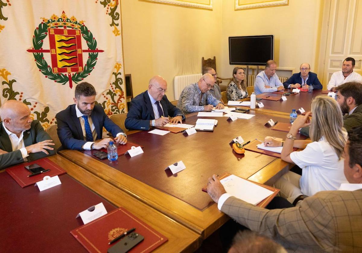 Jesús Julio Carnero, en el centro, durante la primera reunión de la Mesa del Soterramiento.