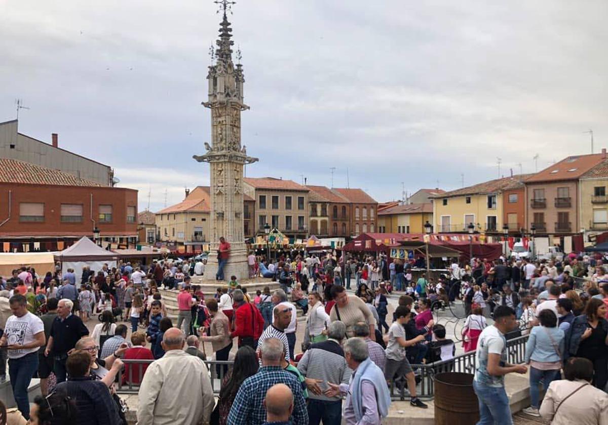 Mercado en torno al Rollo Jurisdiccional de Villalón de Campos, junto al que se celebrará un concierto con velas.