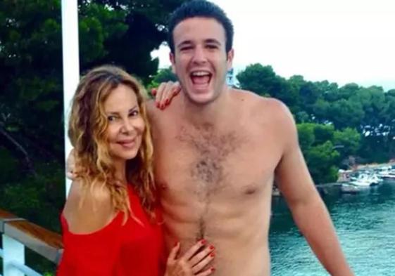 Ana Obregón con su hijo Aless en una de sus vacaciones en Mallorca.