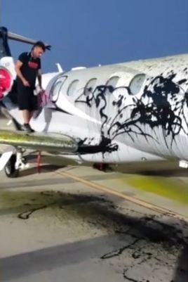 Un grupo de activistas rocían con pintura y se pegan a un avión en Ibiza