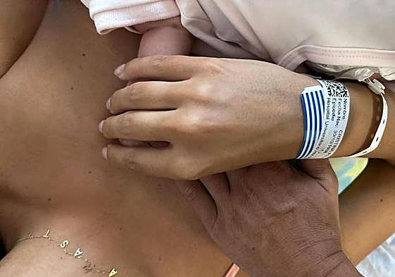 Imagen de las manos de los padres y del bebé que ha compartido Cristina Pedroche en redes sociales.