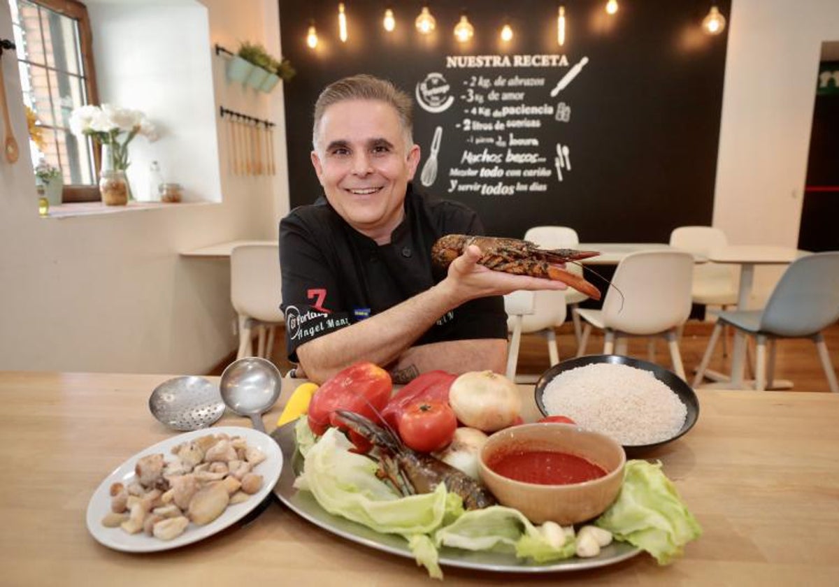 El cocinero Ángel Manzano posa con los ingredientes de la receta.