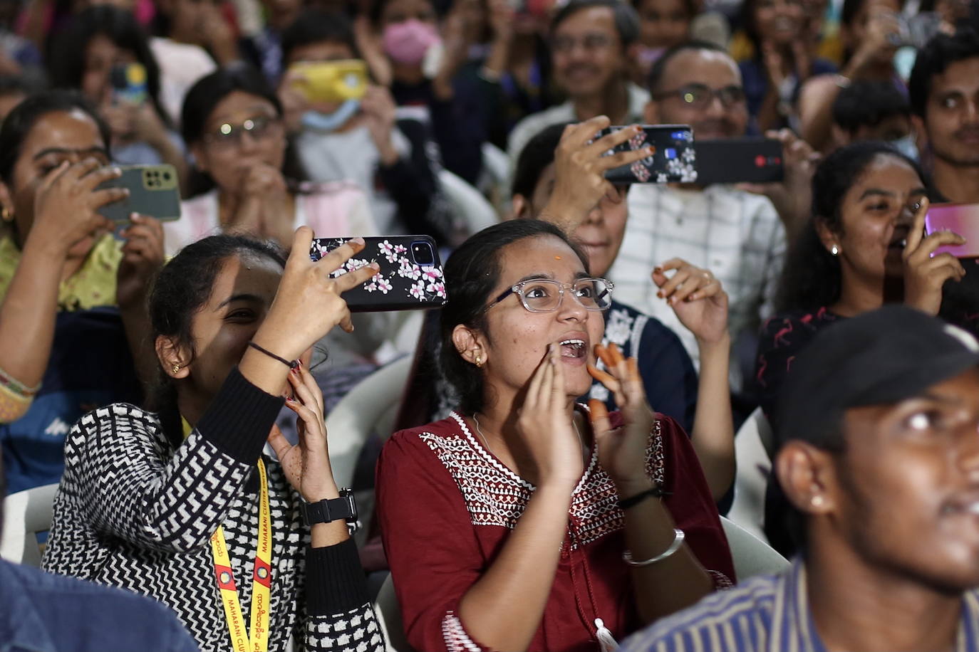 Estudiantes de la India observan con atención el despegue del cohete.