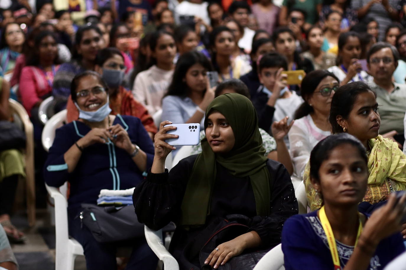 Estudiantes de la India observan con atención el despegue del cohete.