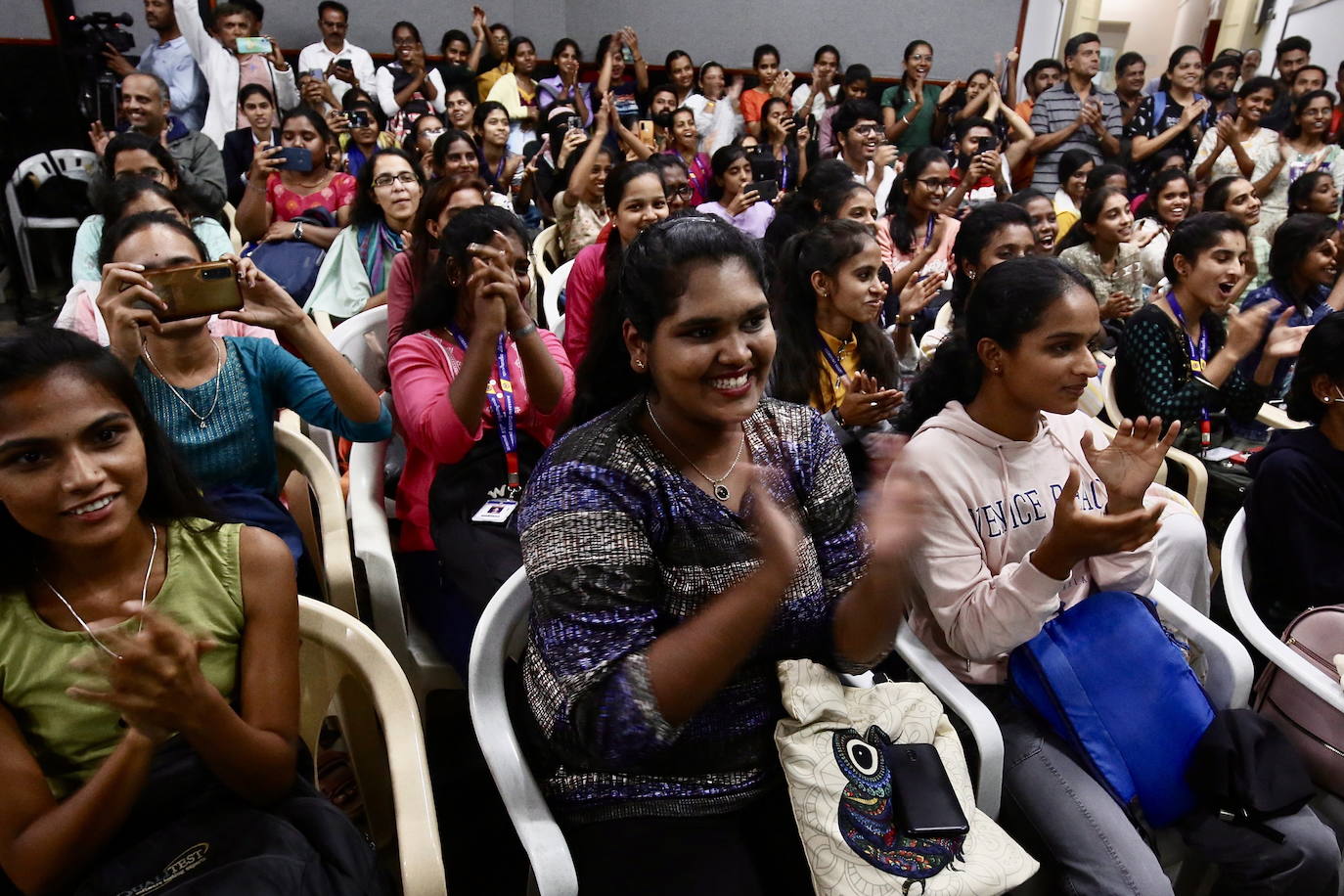 Estudiantes de la India observan con atención el despegue del cohete.