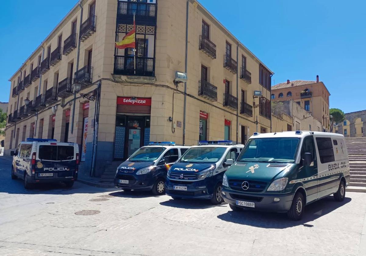 Furgonetas de la Policía Nacional y de la Guardia Civil, junto al Juzgado de lo Penal.