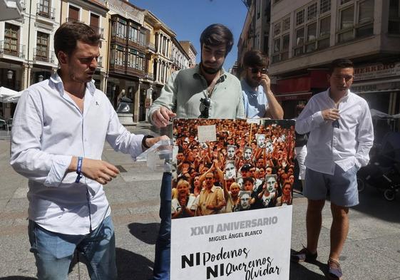 Víctor Torres, a la izquierda, y otros miembros de Nuevas Generaciones, en el acto en la Calle Mayor.