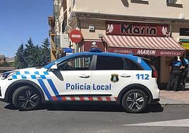 Patrulla de la Policía Local atienden al aviso por el ataque de un perro a una mujer en San José.