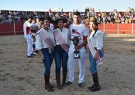El ganador del concurso de cortes con las Reinas de las Fiestas de Cigales