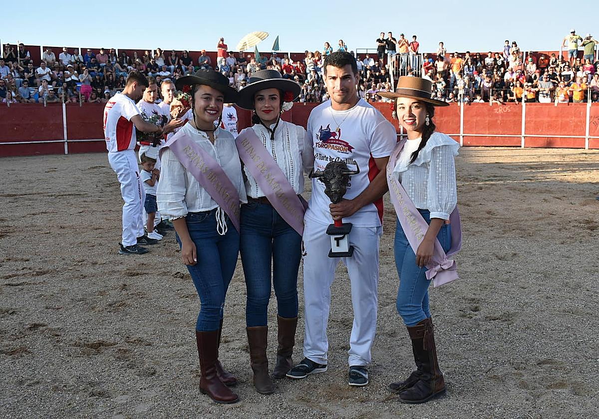 El ganador del concurso de cortes con las Reinas de las Fiestas de Cigales