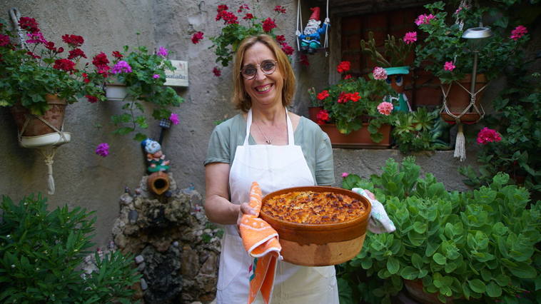 Belén Calvo posando con las sopas de postores recién salidas del horno.