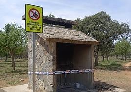 Barbacoa precintada en junio en el Monte el Viejo, previa a su retirada por la Junta.