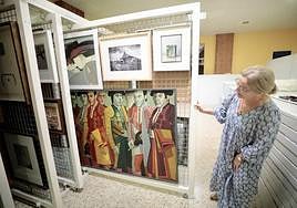 Guadalupe Sardiña, responsable del depósito de obras de arte, muestra'Toreros antes del paseíllo'