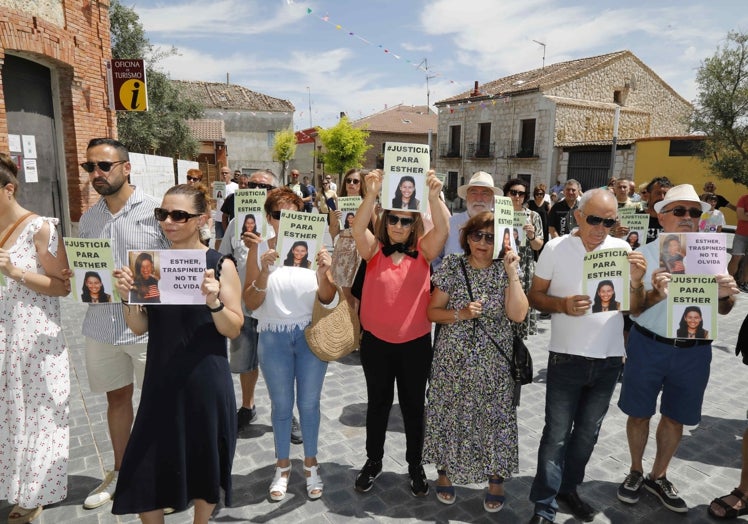 Vecinos y familiares de Esther López durante durante la concentración.