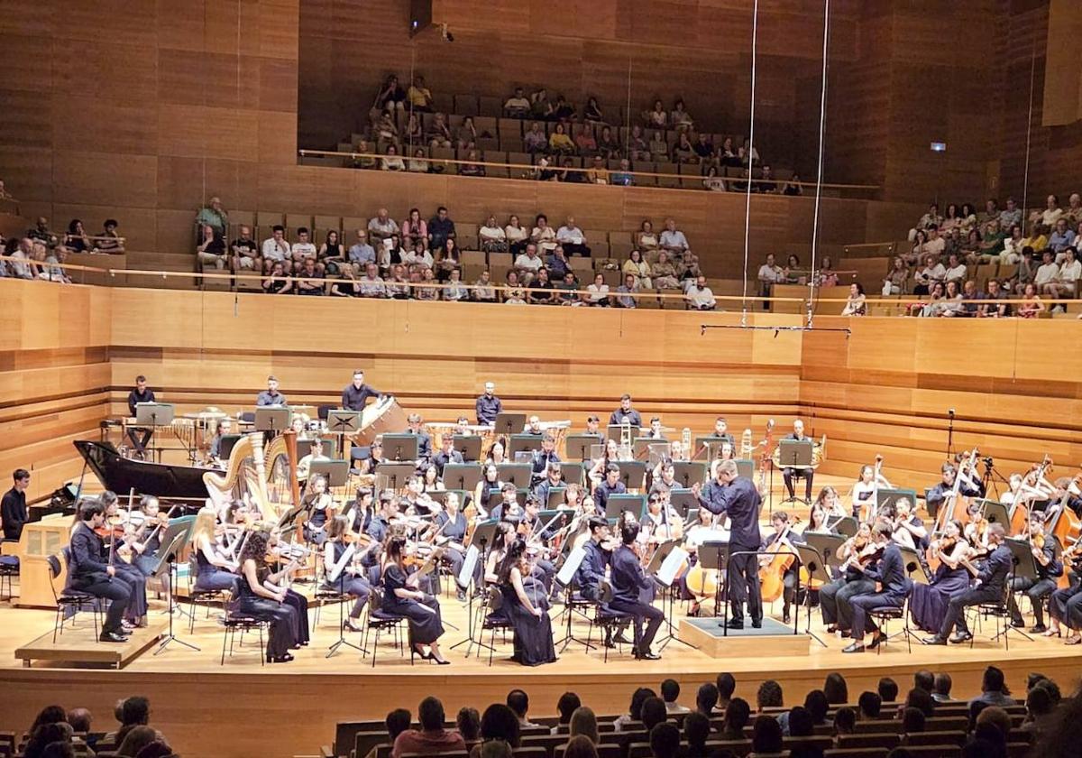 Los músicos de la OSCyL Joven, dirigidos por Petrenko ayer en el concierto en el Auditorio Miguel Delibes.