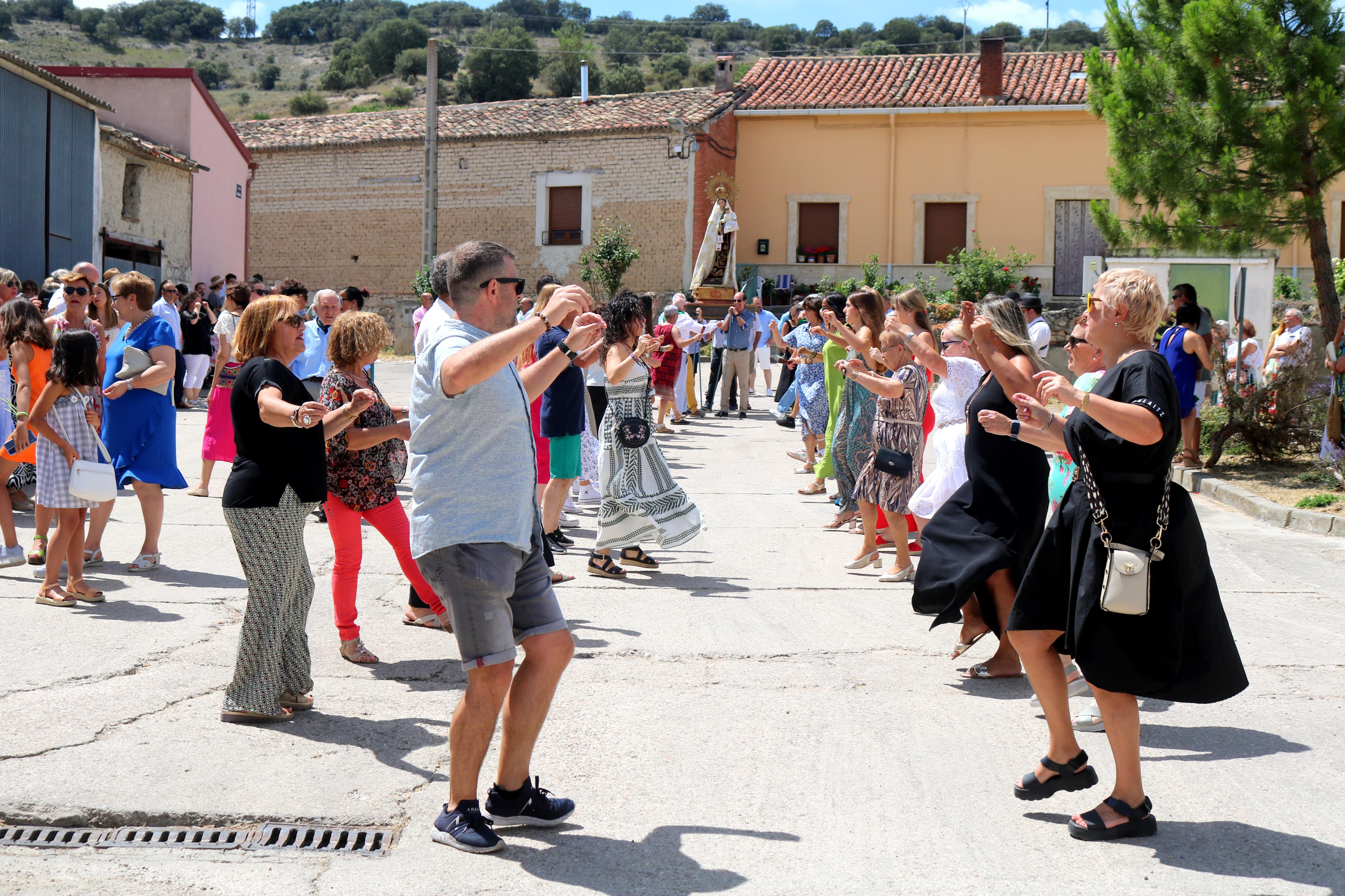 Cevico Navero se rinde a la Virgen del Carmen