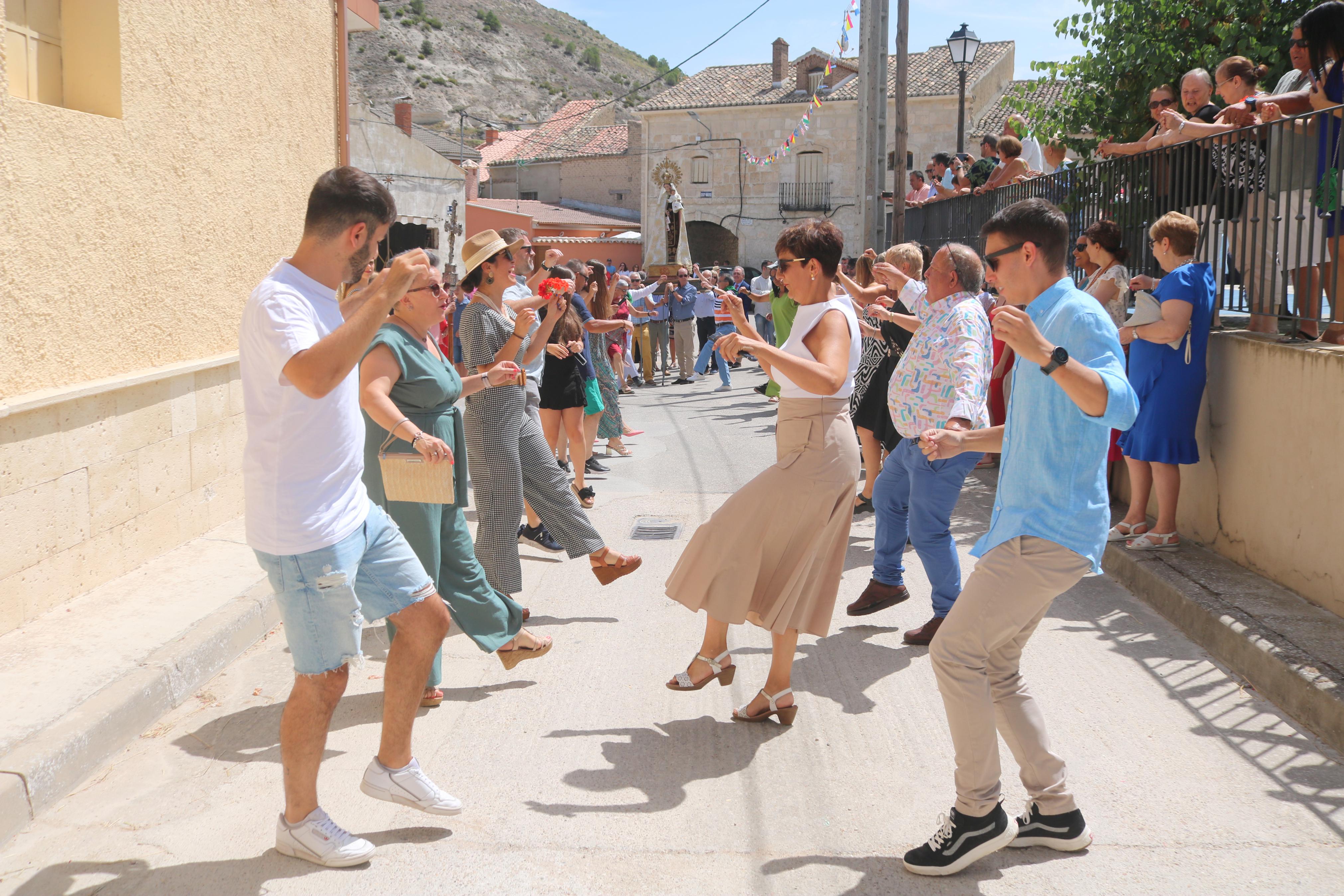 Cevico Navero se rinde a la Virgen del Carmen