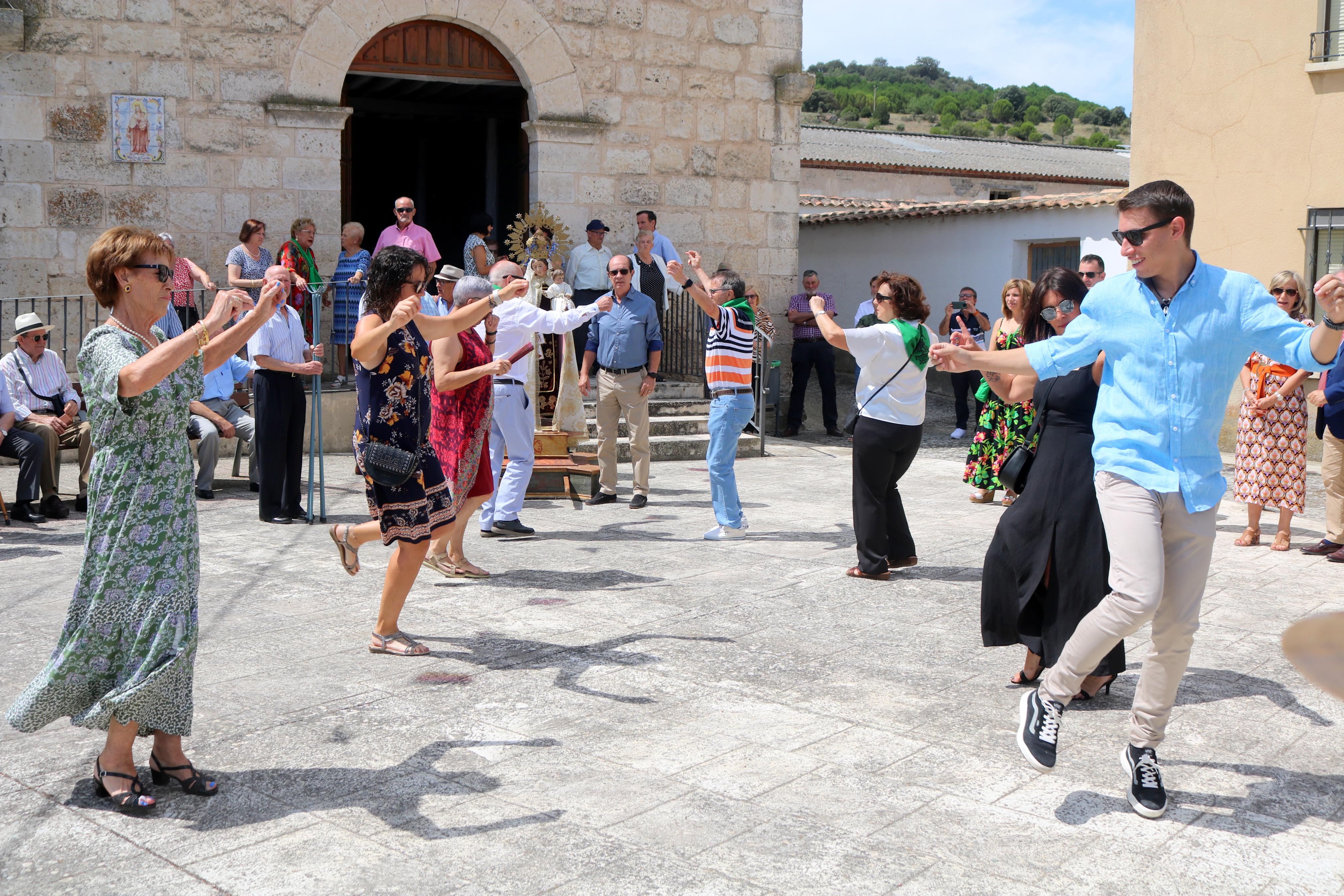 Cevico Navero se rinde a la Virgen del Carmen