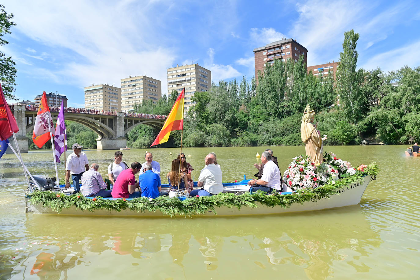 Procesión fluvial de la Virgen del Carmen por el río Pisuerga