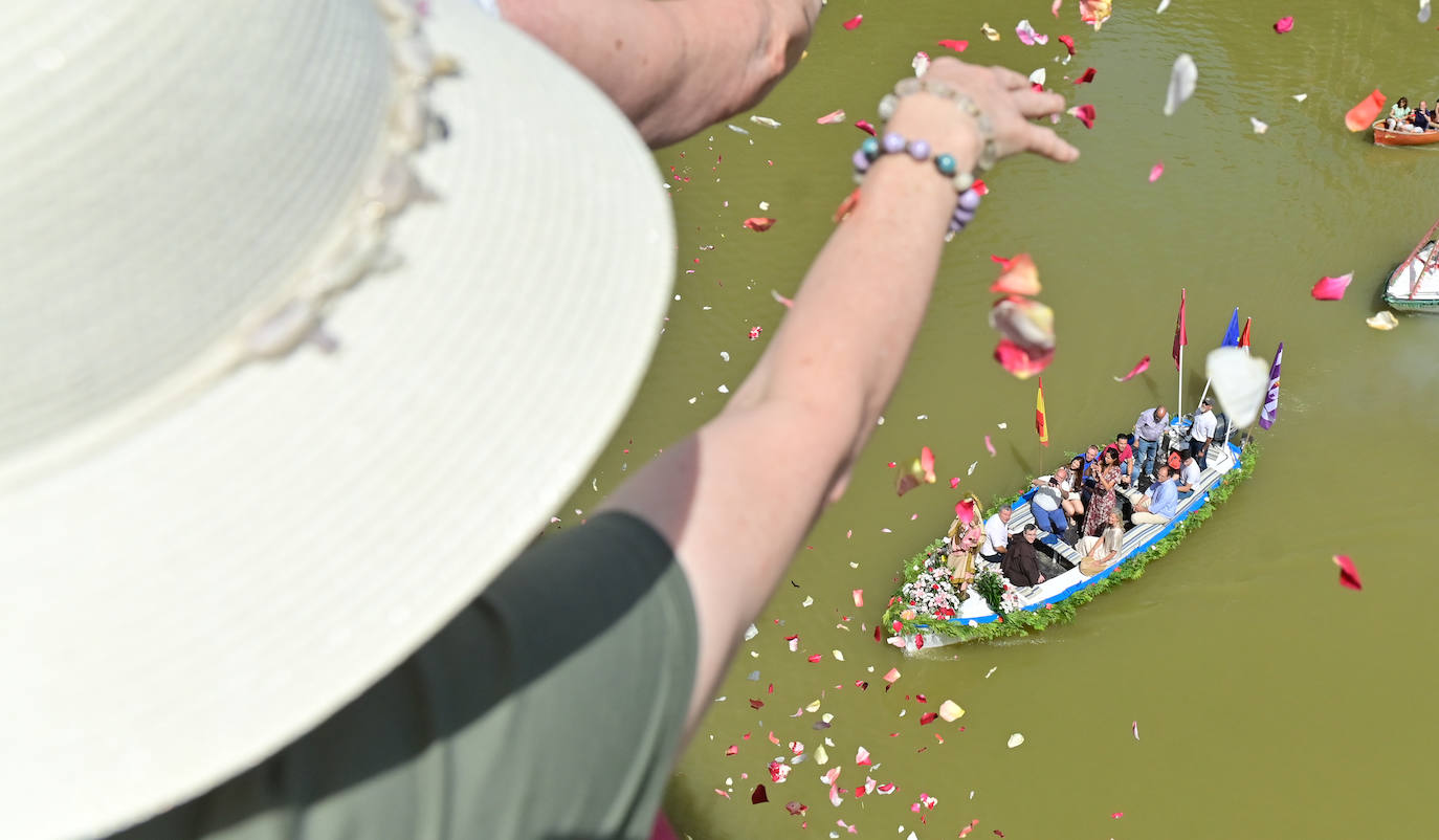 Procesión fluvial de la Virgen del Carmen por el río Pisuerga