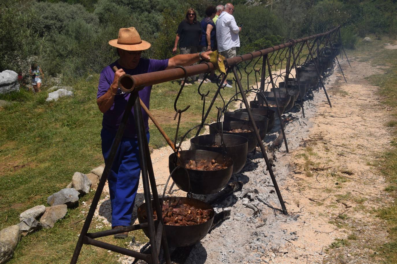 27 calderetas con 480 kilos de carne en Puente Agudín