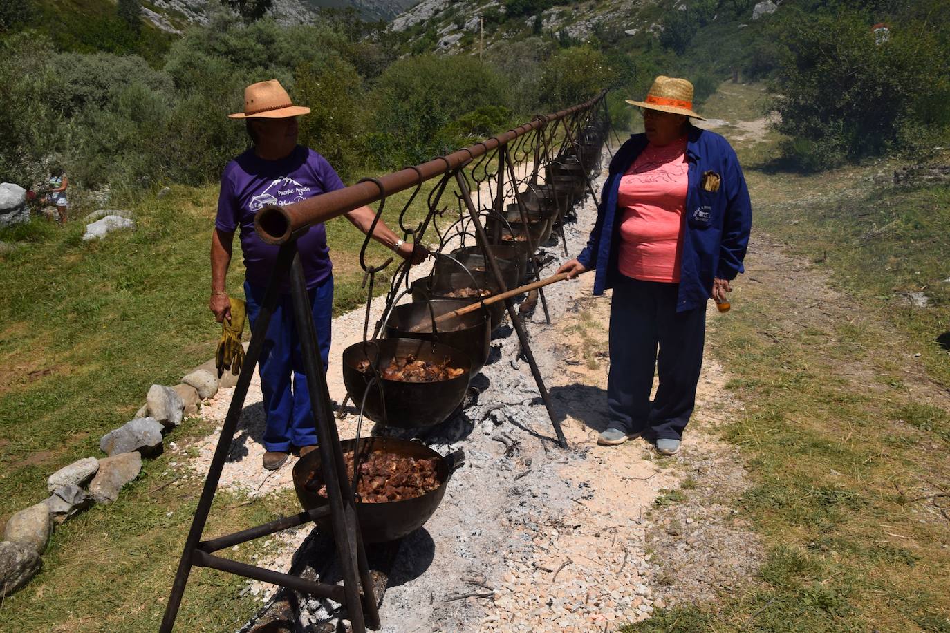 27 calderetas con 480 kilos de carne en Puente Agudín