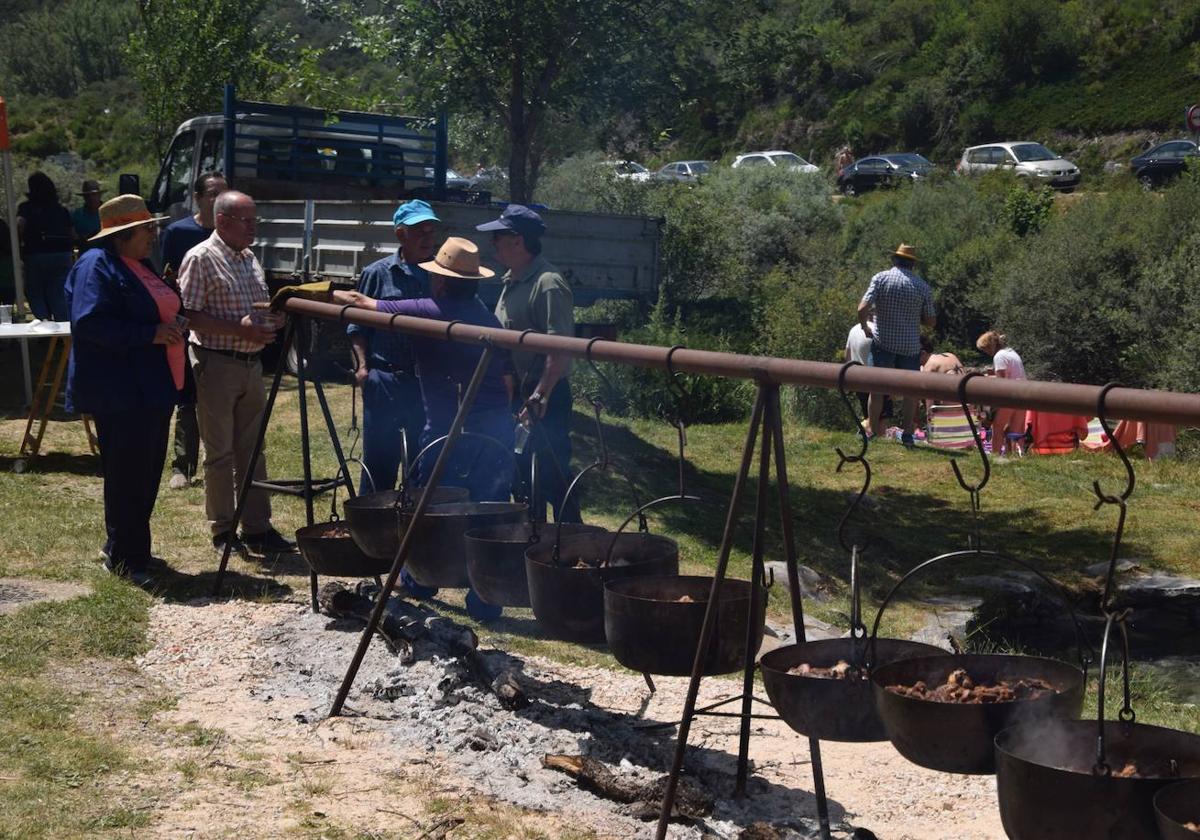 27 calderetas con 480 kilos de carne en Puente Agudín