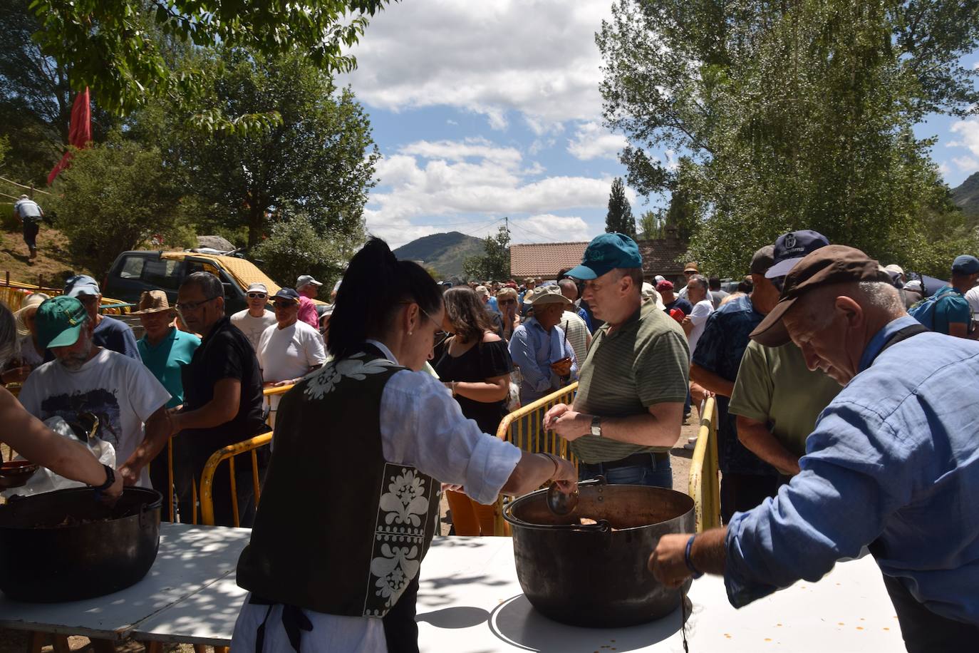 27 calderetas con 480 kilos de carne en Puente Agudín