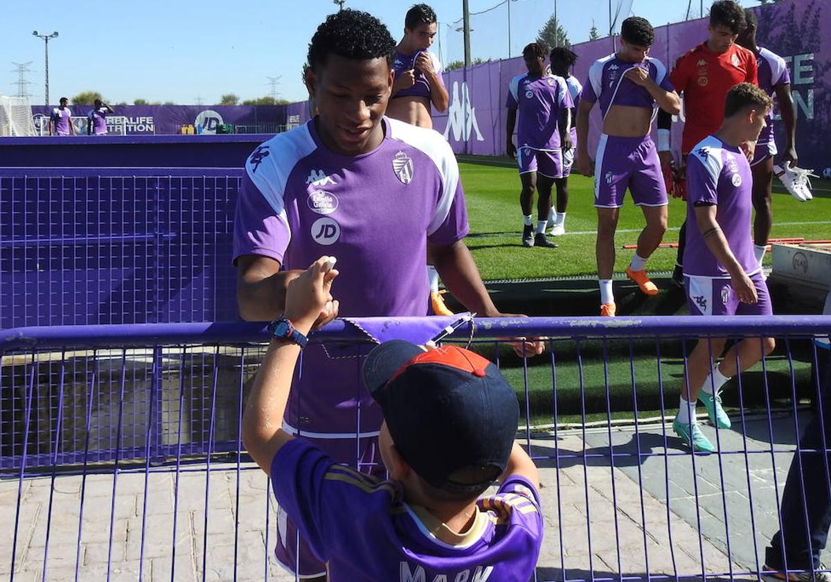 Plata firma un banderín a un joven aficionado este lunes tras la sesión del primer equipo