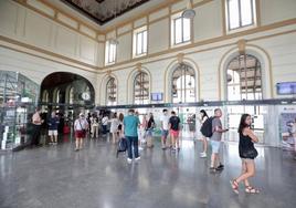 Usuarios en la estación de Campo Grande de Valladolid.