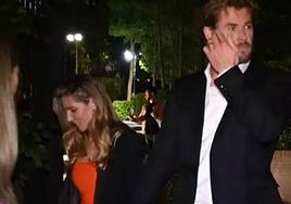 Elsa Pataky y Chris Hemsworth a la salida del restaurante en Madrid.