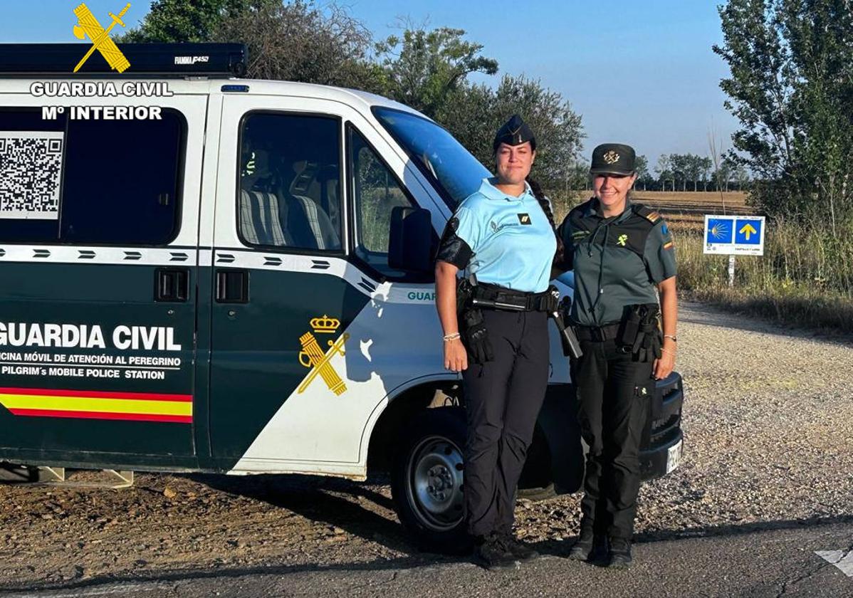 Una gendarme francesa y una guardia civil, en el Camino de Santiago.