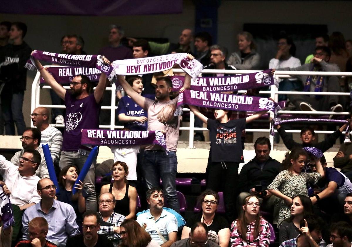 Aficionados desplegando sus bufandas en el segundo partido de 'play-off' ante Lleida.