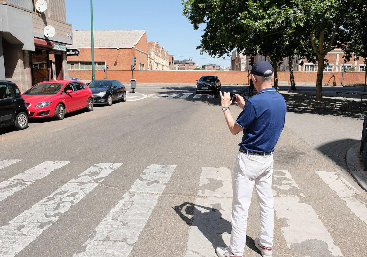 Abel Robledo, pareja de la víctima, en el paso de cebra de la calle Argales donde tuvo lugar el atropello.