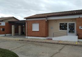 Acceso al complejo educativo de Alcazarén.