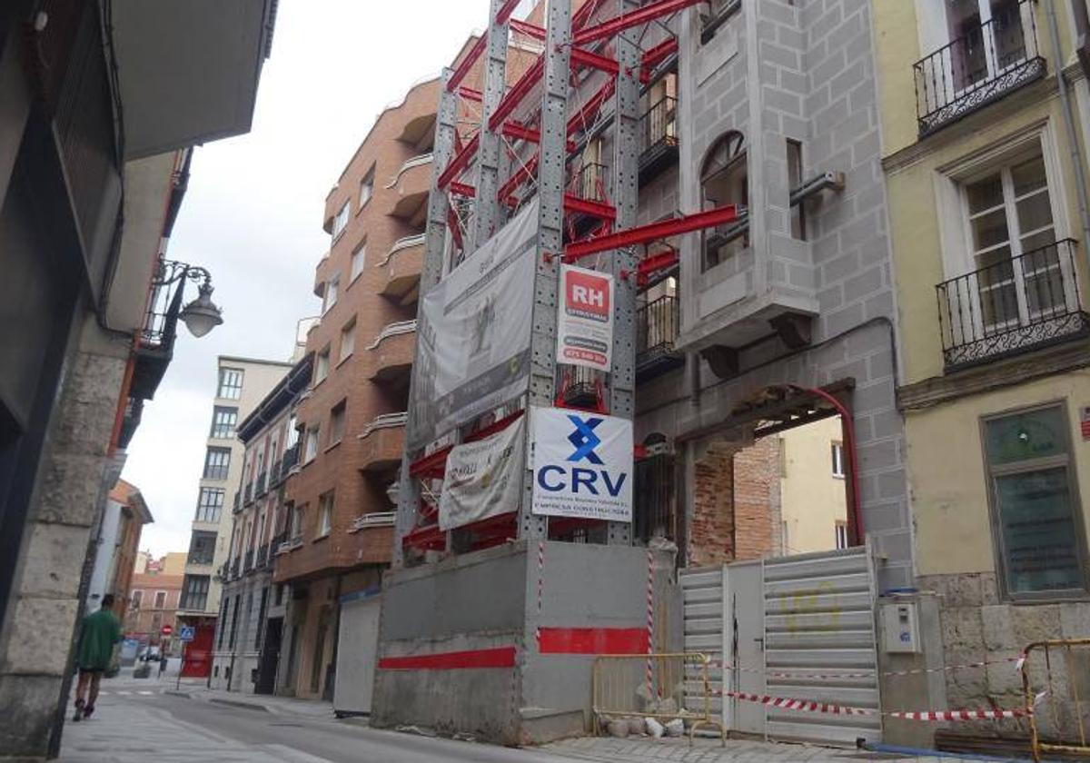 Un edifico en obras en la calle Leopoldo Cano.