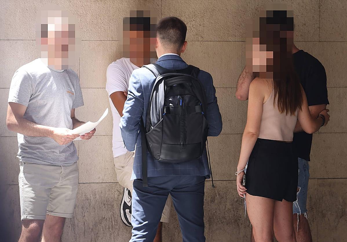 Los dos detenidos, a ambos lados de la imagen, a la salida de los juzgados de Valladolid tras ser puestos en libertad.