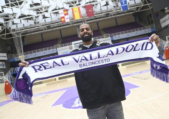 Lucas N'Guessan despliega la bufanda del Real Valladolid a su llegada, en enero de este año.