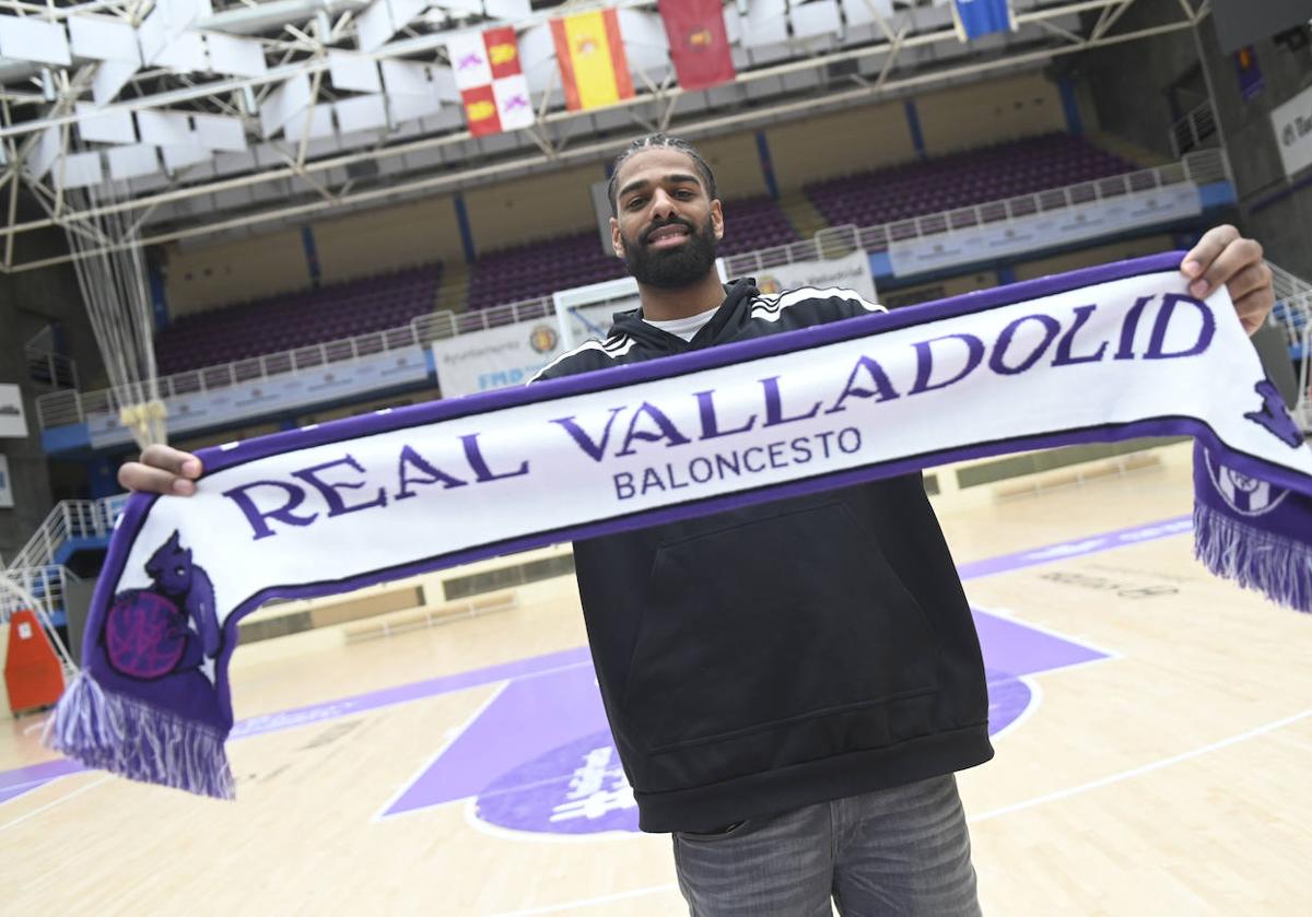 Lucas N'Guessan despliega la bufanda del Real Valladolid a su llegada, en enero de este año.