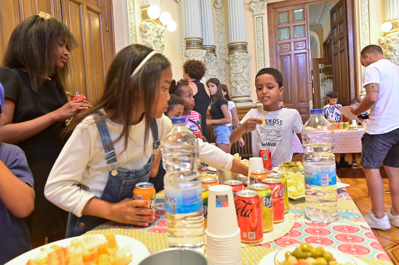 Recibimiento de niños saharauis en el Ayuntamiento de Valladolid, en imágenes