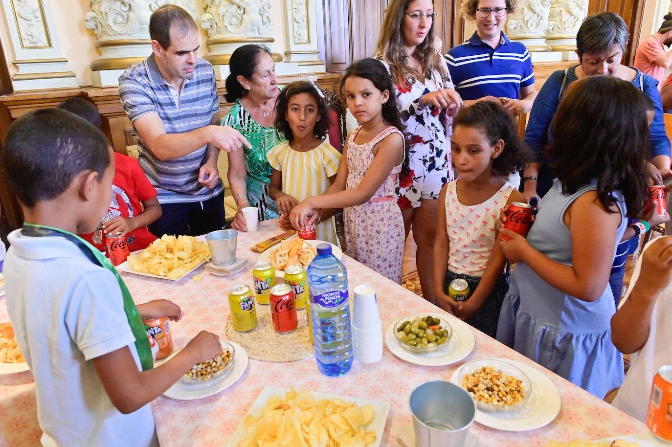 Recibimiento de niños saharauis en el Ayuntamiento de Valladolid, en imágenes